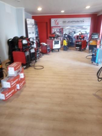 onze tweedehands toonzaal staat vol